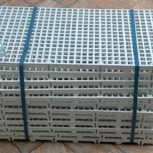 ESTRADO BRANCO 25CM X 25CM em Pedra Bela SP